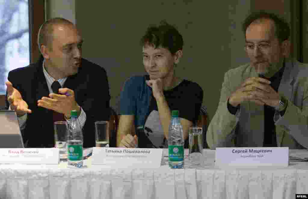 Круглы стол “Форум грамадзянскай супольнасьці. Улад Вялічка (L), Тацяна Пашавалава, Сяргей Мацкевіч.