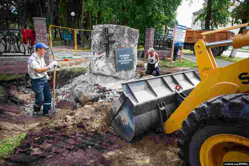 Помнік «Пакутнікам за волю і незалежнасьць Беларусі» ў Маладэчне разбурылі падчас яго чарговага пераносу 28 чэрвеня. Фота Siarhiej Leskieć