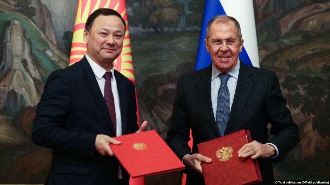 Тышкы иштер министрлери Руслан Казакбаев менен Сергей Лавров. 