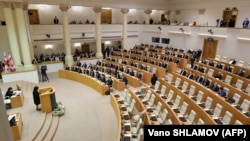 Президентка Саломе Зурабішвілі відкриває сесію в напівпорожній залі парламенту, Тбілісі, 11 грудня 2020 року