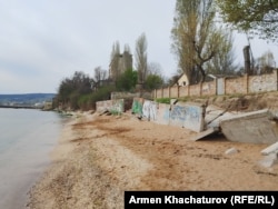 Разрушенные бетонные опорные стены на феодосийском пляже, 23 апреля 2026 года