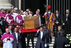 Sicriul cu trupul Papei Francisc este scos din Bazilica Sf. Petru pentru slujba din Piața Sf. Petru.