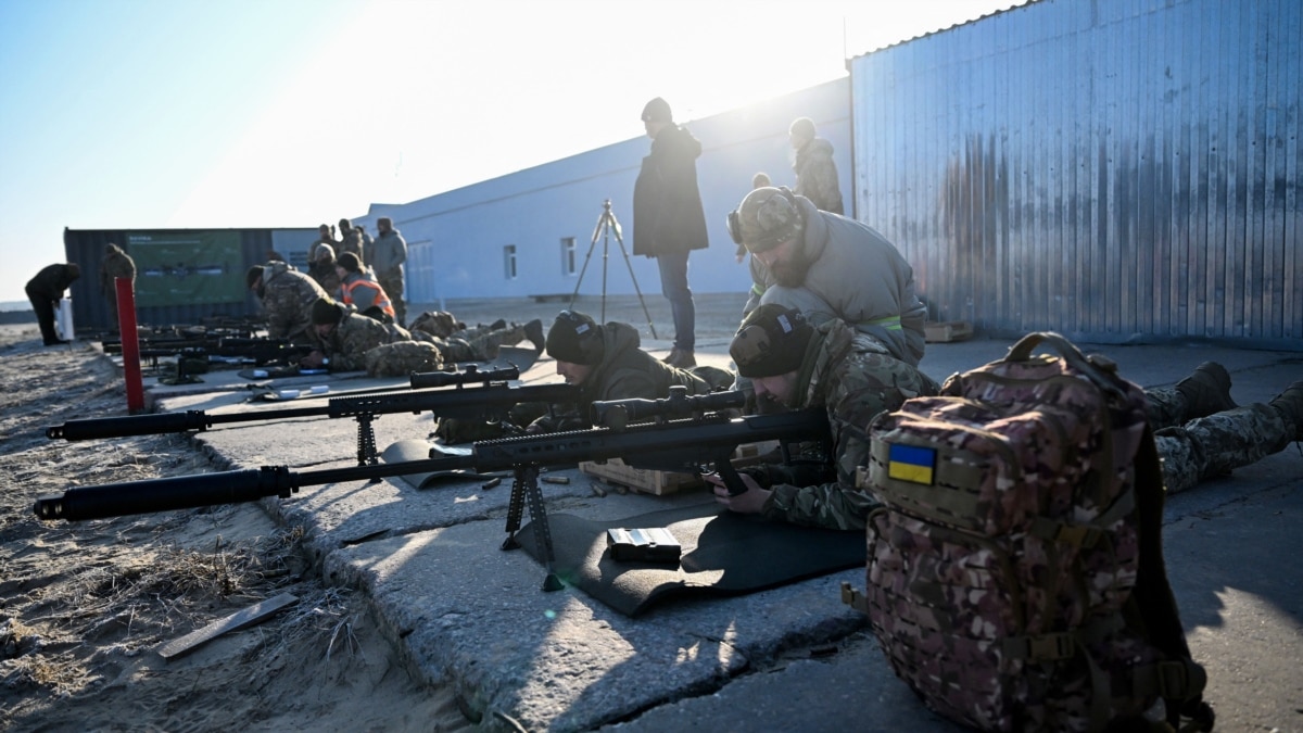 Az ukrán katonák kiképzése mérföldkőhöz érkezett, miközben a figyelem Gázára terelődik