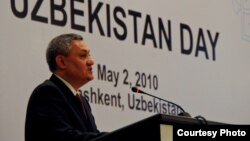 Рустам Азимов дар ҳамоиши Рӯзи Ӯзбакистон,Тошканд, 2 майи соли 2010.