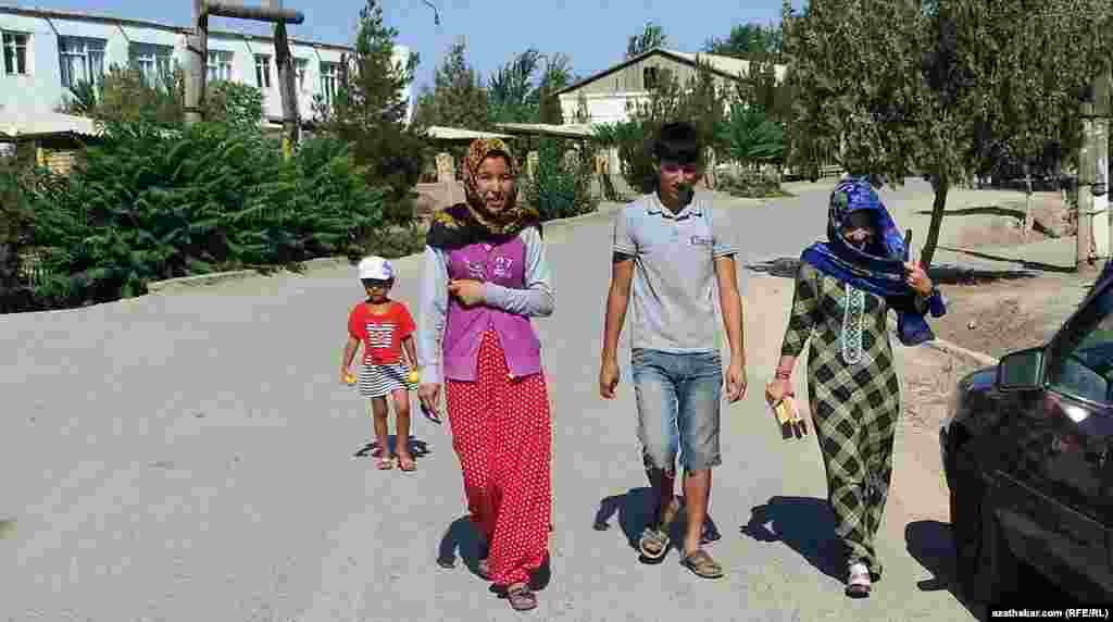 Türkmenabadyň ýerli ýaşaýjylary