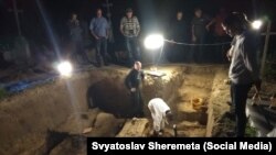 Розкопки на сільському цвинтарі у Грушовичах, що неподалік Перемишля, 29 травня 2018 року
