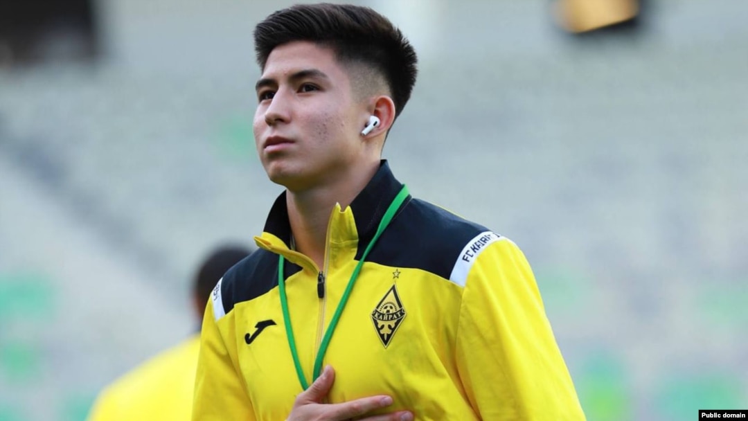 Трусики порно видеолардағы тегіс және үлкен бөкселер