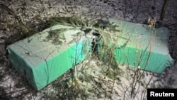 Кантэйнэры з кантрабанднымі цыгарэтамі, якія прыбылі зь Беларусі на балёне. Архіўнае фота