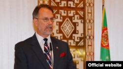 Türkmenistandaky amerikan ilçisi Allan Mastard, fotosurat Aşgabatdaky ABŞ ilçihanasynyň saýtyndan alyndy.