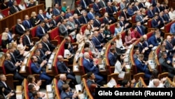 У ніч на 30 серпня парламент ухвалив в першому читанні законопроєкт «Про внесення змін до статті 80 Конституції України (щодо недоторканності народних депутатів України)»