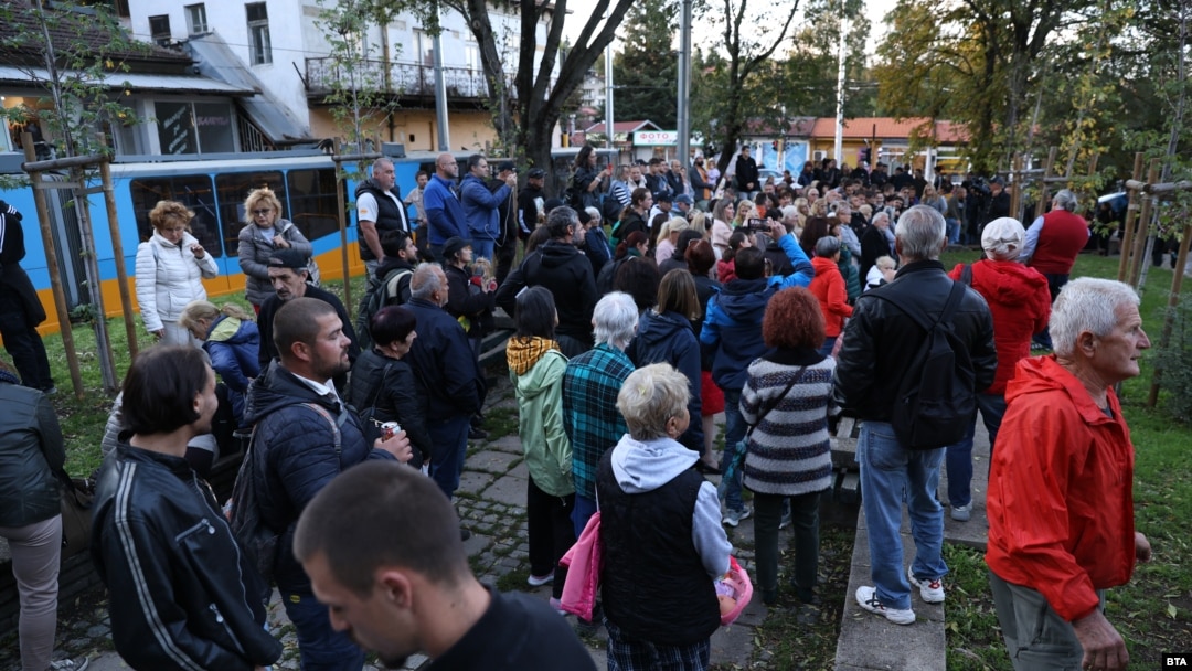 Protestul organizat de Asociația „Pentru Kneajevo” față de decizia Consiliului Municipal Sofia de a împuternici primarul sectorului „Vitoșa” să aloce spațiu pentru asistență socială și găzduirea copiilor refugiați neînsoțiți, cu vârste între 3 și 18 ani, Sofia, 9 octombrie 2024.