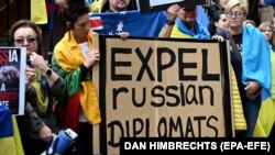 Protestatarii din Sydney, Australia, cer expulzarea diplomaților ruși, octombrie 2022.