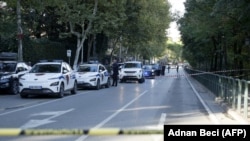 Policija je ogradila prostor oko Apelacionog suda u Tirani posle ubistva sudije, 6. oktobar 2025.