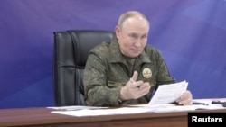 Putin Rusiya ordusunun komandanlıq mərkəzində