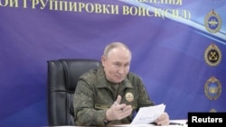 Володимир Путін у військовій формі на пункті управління військами – стандартний сюжет російської пропаганди