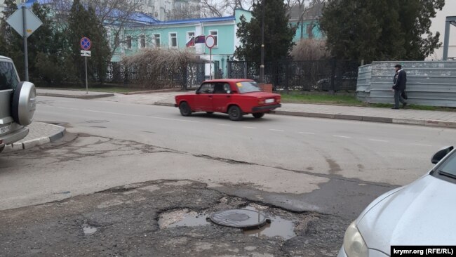 Перекресток перед зданием прокуратуры в Керчи