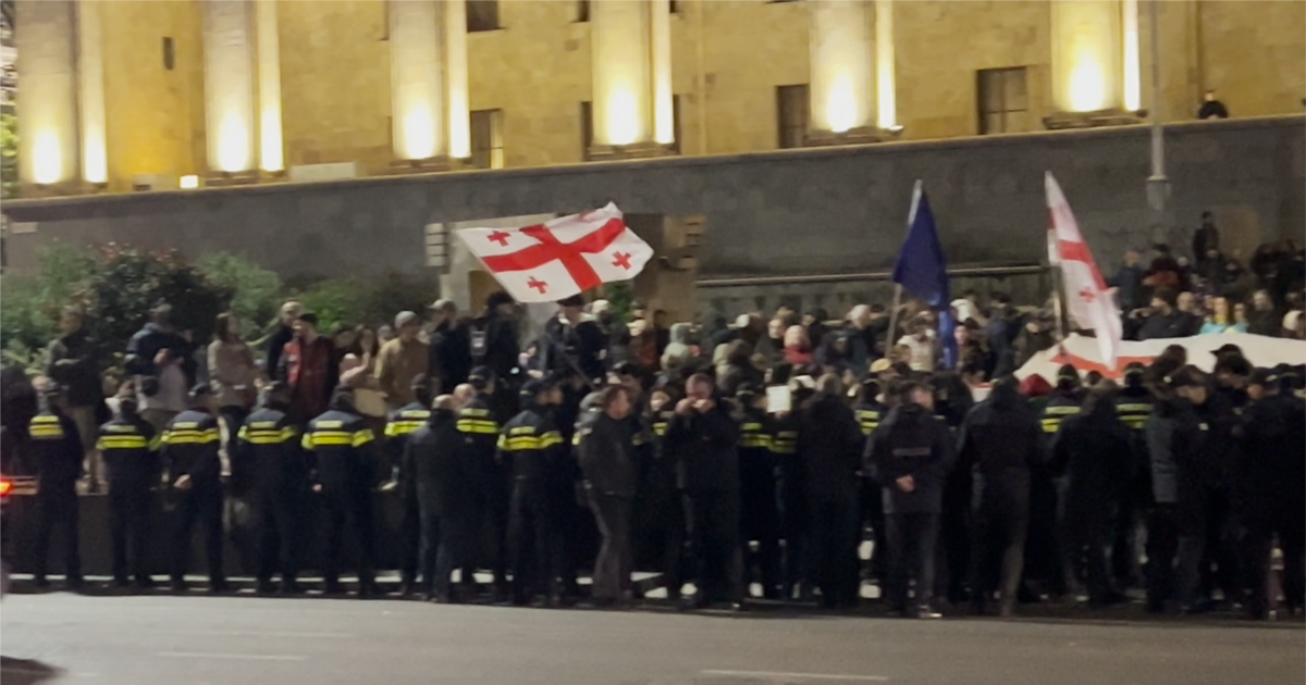 პოლიციამ რუსთაველზე მომიტინგეებს გზა არ გადააკეტვინა - გაიმართა მსვლელობა მთავრობის ადმინისტრაციისკენ