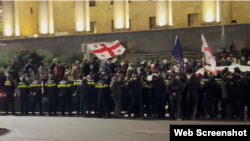 პოლიციელებს გზის ორივე მხარეს „ცოცხალი კედელი“ ჰქონდათ აღმართული და დემონსტრანტებს გზაზე არ უშვებდნენ.