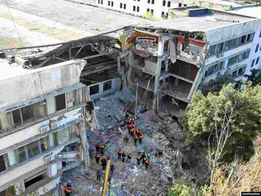 Gruzija - Pala zgrada - Petokatnica u glavnom gradu Gruzije, Tbilisiju, jednostavno se srušila. Da ironija bude veća, u zgradi su stanovali učesnici reality show-a tamošnje televizije pod nazivom ¨Akademija Zvijezda¨.