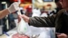 Illusztráció, halat vesz egy vásárló a budaörsi Auchan áruházban 2023. december 4-én