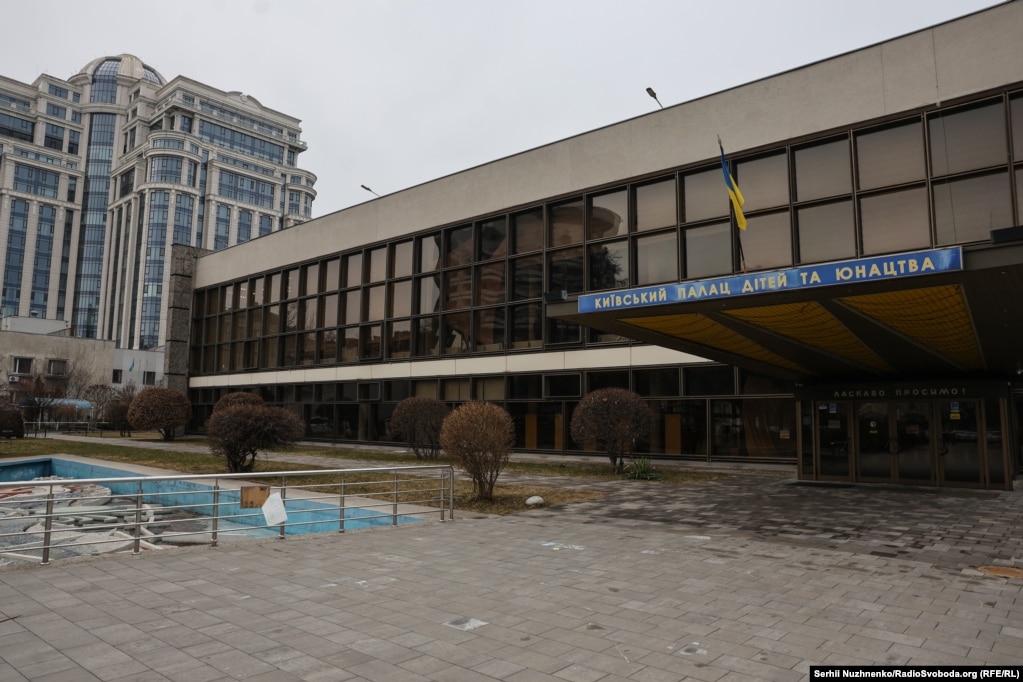 Палац дітей та юнацтва (колишній Палац піонерів) на площі Слави у Києві. Частина його заходить на місце фундаментів, на яких стояв Микільський Військовий собор, зруйнований більшовиками в 1930-х роках