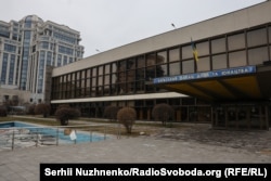 Палац дітей та юнацтва (колишній Палац піонерів) на площі Слави у Києві. Частина його заходить на місце фундаментів, на яких стояв Микільський Військовий собор, зруйнований більшовиками в 1930-х роках