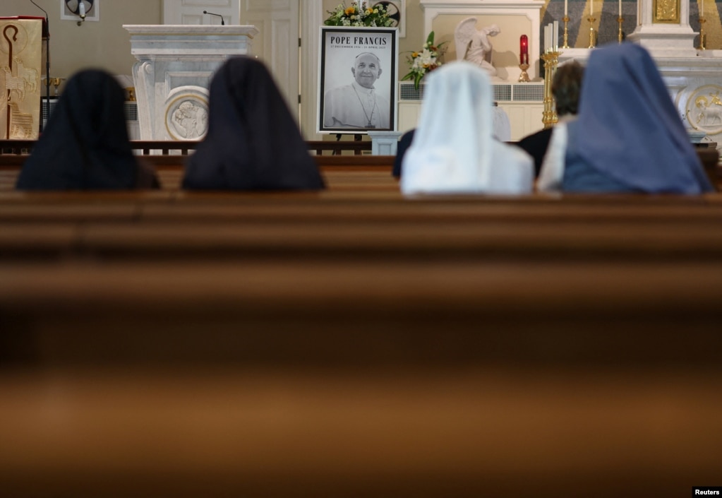Murgeshat marrin pjesë në meshën përkujtimore për Papa Françeskun në Katedralen e Bariut të Mirë në Singapor.
