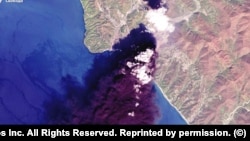 Incendiu la depozitul petrolier din Tuapse, după atacul ucrainean din noaptea de 16 aprilie, într-o imagine din satelit publicată de Planet.com