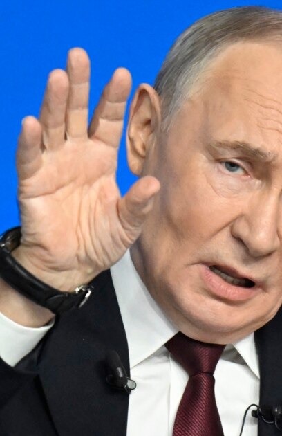 Аплодисментите затихнаха и генералният секретар на НАТО Марк Рюте намести