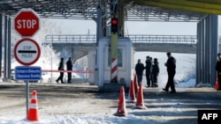 Policët e Kosovës dhe Serbisë, në vendkalimin kufitar në Merdare. Fotografi nga arkivi. 