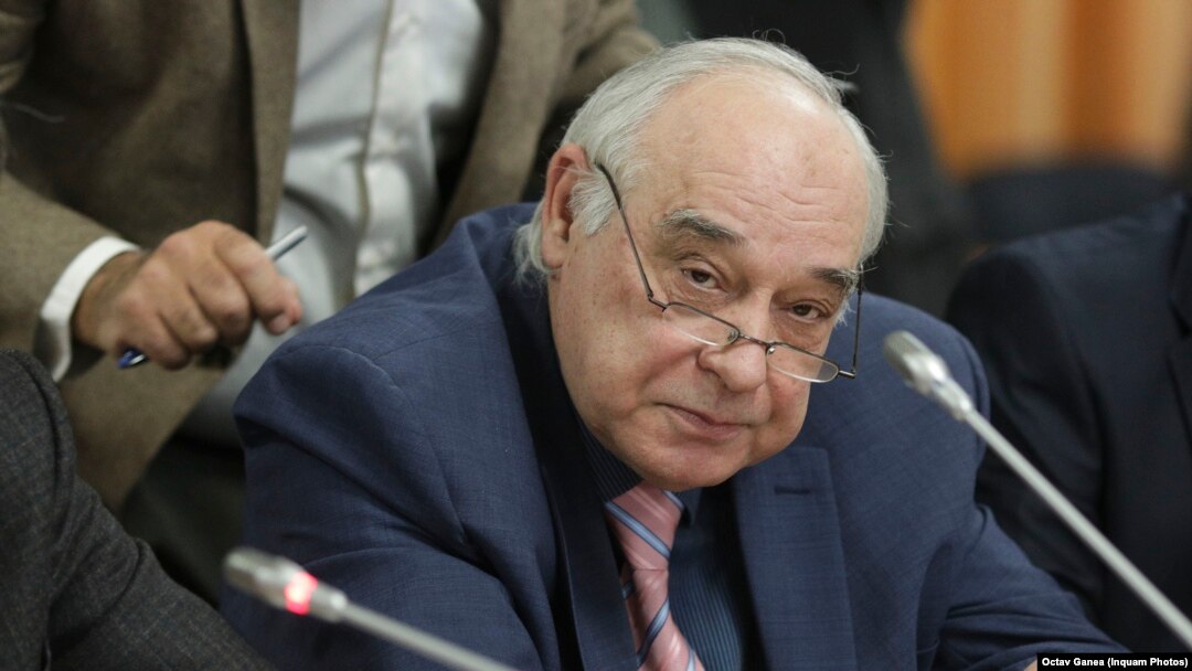 Ion Ghizdeanu este acuzat de procurori că a falsificat mai multe procese-verbale de evaluare, prin care a aprobat în mod arbitrar peste 1.000 de proiecte derulate prin Fondul de Dezvoltare şi Investiţii 