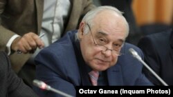 Ion Ghizdeanu este acuzat de procurori că a falsificat mai multe procese-verbale de evaluare, prin care a aprobat în mod arbitrar peste 1.000 de proiecte derulate prin Fondul de Dezvoltare şi Investiţii 