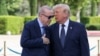 Президент США Дональд Трамп та президент Туреччини Таїп Ердоган перешіптуються під час церемонії прибуття перед самітом лідерів НАТО в президентському комплексі Бестепе в Анкарі, Туреччина, 7 липня 2026 року.