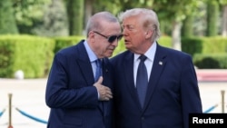 Президент США Дональд Трамп та президент Туреччини Таїп Ердоган перешіптуються під час церемонії прибуття перед самітом лідерів НАТО в президентському комплексі Бестепе в Анкарі, Туреччина, 7 липня 2026 року.