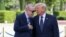 Президент США Дональд Трамп та президент Туреччини Таїп Ердоган перешіптуються під час церемонії прибуття перед самітом лідерів НАТО в президентському комплексі Бестепе в Анкарі, Туреччина, 7 липня 2026 року.