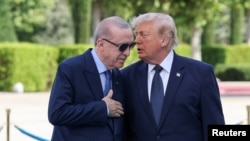 Президент США Дональд Трамп шепочеться про щось і президентом Туреччини Ердоганом. Анкара. Саміт НАТО. 7 липня 2026 року