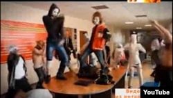 Kazakh students compare/contrast the "Harlem Shake" with "Gangnam Style."