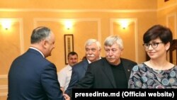 Jurnalista Elena Pahomova cu președintele Igor Dodon la crearea Consiliului Societății Civile