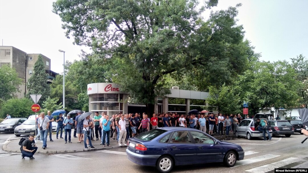 Protesti radnika Aluminija ispred zgrade HDZ BiH u Mostaru 