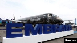 Бразыльская кампанія Embraer на 54-ым Парыскім авіясалоне. Ілюстрацыйнае фота