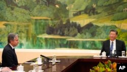 Қытай төрағасы Си Цзиньпин (оң жақта) және АҚШ мемлекеттік хатшысы Энтони Блинкен Пекиндегі келіссөз кезінде. 26 сәуір 2024 жыл. 