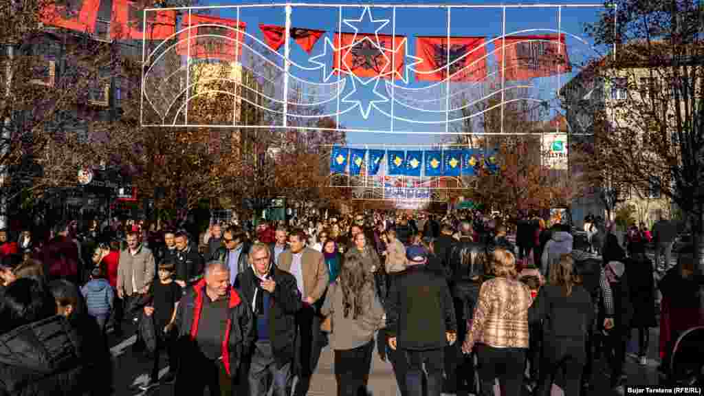 Aktiviteti kryesor i shënimit të 28 Nëntorit, u zhvillua në qytetin e Vlorës në Shqipëri, vend ky ku udhëheqësit politikë shqiptarë të asaj kohe e shpallën pavarësinë.&nbsp; Sivjet, krahas udhëheqësve politikë të Shqipërisë, në Vlorë, pjesëmarrës ishte edhe kryeministri i Kosovës, Albin Kurti. &nbsp;