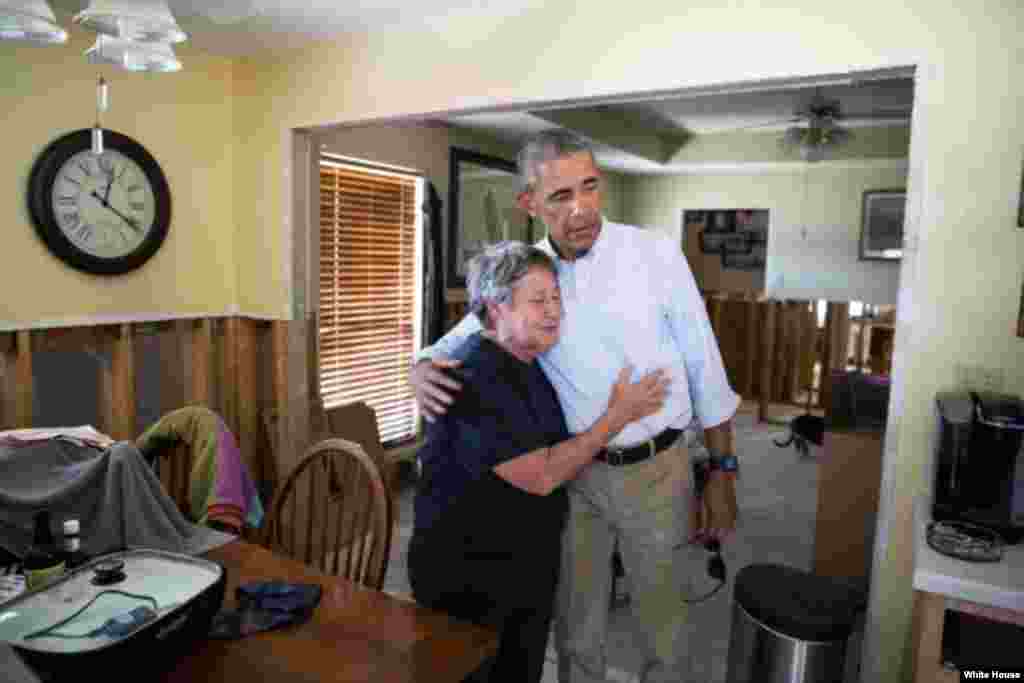 باراک اوباما در جریان دیدار از مناطق سیل زده در لوییزیانا، اوت&nbsp;۲۰۱۶