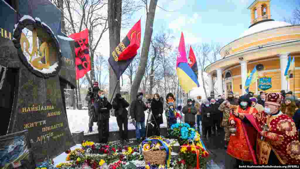 У березні 1918 року, після підписання більшовиками Брестської мирної угоди і з поверненням уряду УНР до Києва, Центральна Рада вирішила урочисто перепоховати полеглих студентів на Аскольдовій могилі у Києві. На церемонії виступив Михайло Грушевський, який назвав цей вчинок київської молоді героїчним