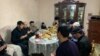 Родственники жертв Жанаозенских событий 2011 года за столом читают молитву в память о погибших. Жанаозен, 16 декабря 2020 года.
