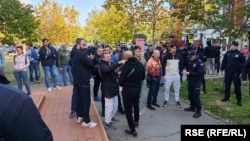 Okupjeni građani u Novom Sadu zbog incidenta zbog kog je intervenisala policija tokom parlamentarnih izbora u Srbiji, 25. 10. 2026.