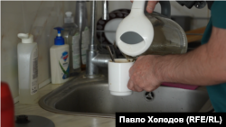 Андрій Спесивцев усю хатню роботу робить сам, зокрема готує, оскільки дружина більшість часу перебуває у відрядженнях