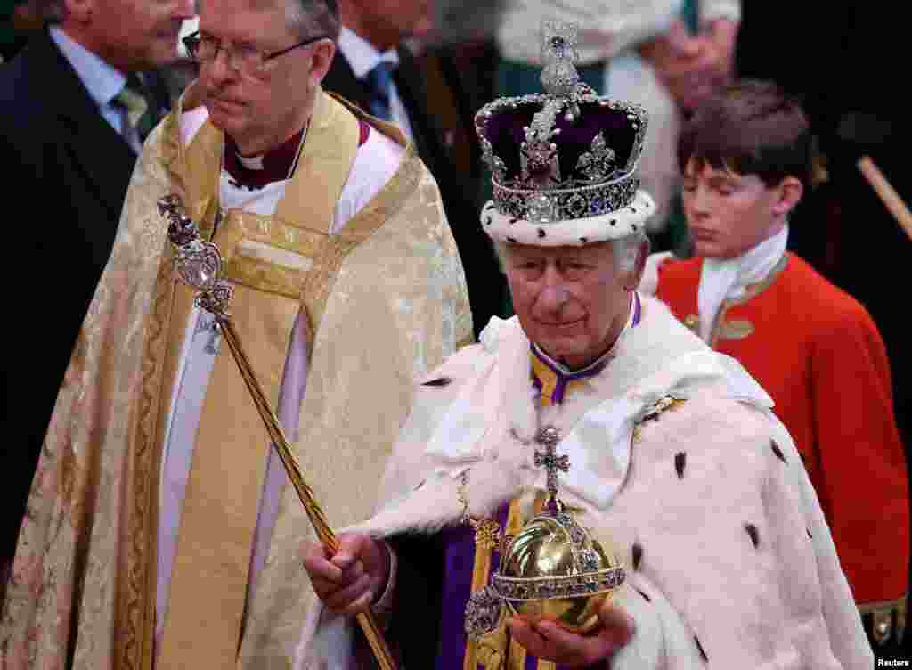 Regele Charles al Marii Britanii pleacă după ceremonia de încoronare de la Westminster Abbey, în Londra, Marea Britanie, 6 mai 2023. REUTERS/Phil Noble/Pool TPX