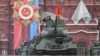 Un singur tanc, un T-34 din epoca sovietică, a defilat în Piața Roșie la parada militară de Ziua Victoriei din centrul Moscovei, 9 mai 2024.