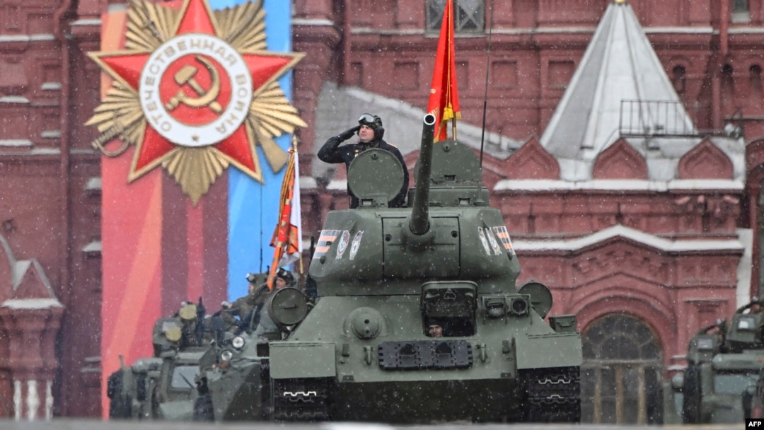 Un singur tanc, un T-34 din epoca sovietică, a defilat în Piața Roșie la parada militară de Ziua Victoriei din centrul Moscovei, 9 mai 2024.